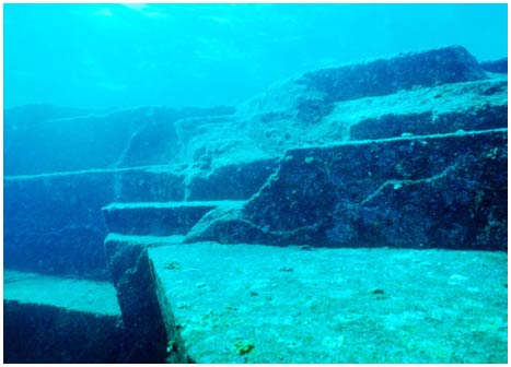 Picture 1 of 'Strange pyramid' under the Japanese sea