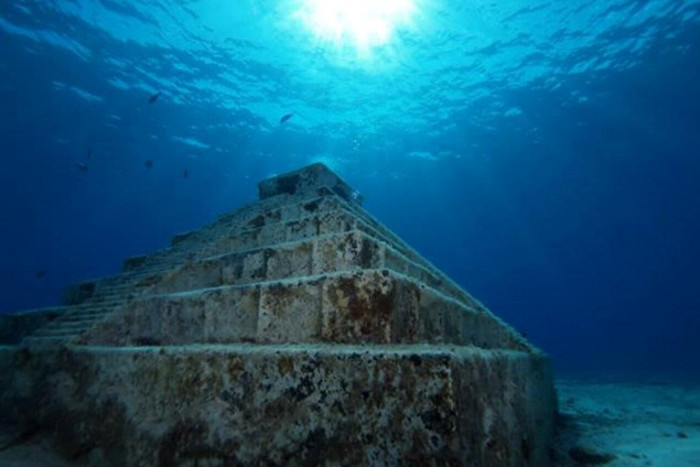Picture 5 of 'Strange pyramid' under the Japanese sea