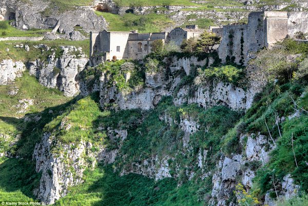 Picture 11 of Strange residents live in the 9,000-year-old cave, no electricity and water!