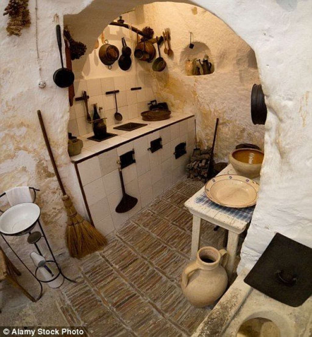 Picture 8 of Strange residents live in the 9,000-year-old cave, no electricity and water!