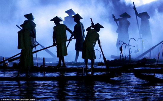 Picture 8 of Strange sight of fishermen by ... cormorants
