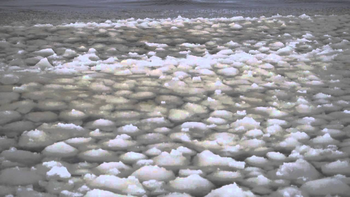 Strange snowball waves on the surface of the American lake images 1