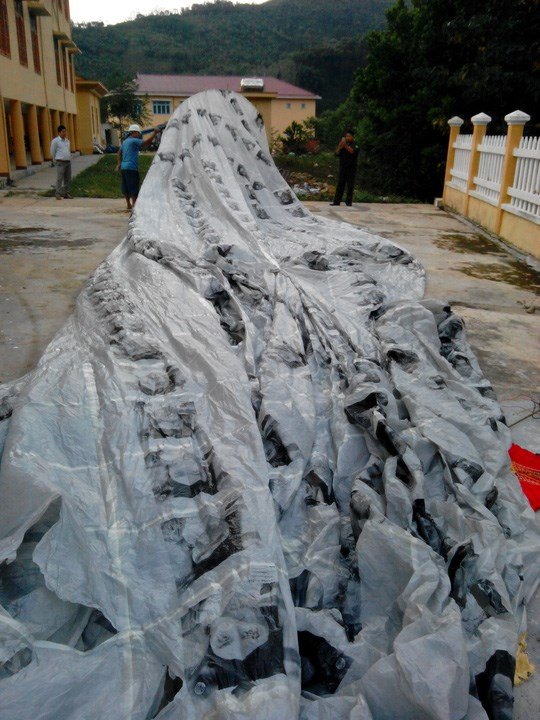 Picture 2 of Strange spherical objects fall into mountainous Quang Nam