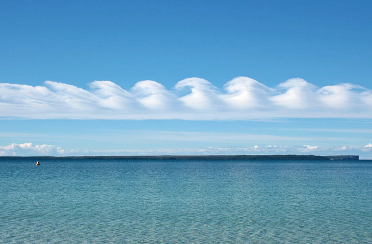 Picture 1 of Strange tsunami clouds dancing in the sky