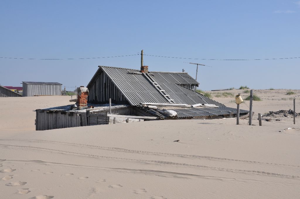 Picture 4 of Strange village sinks in sandy sea