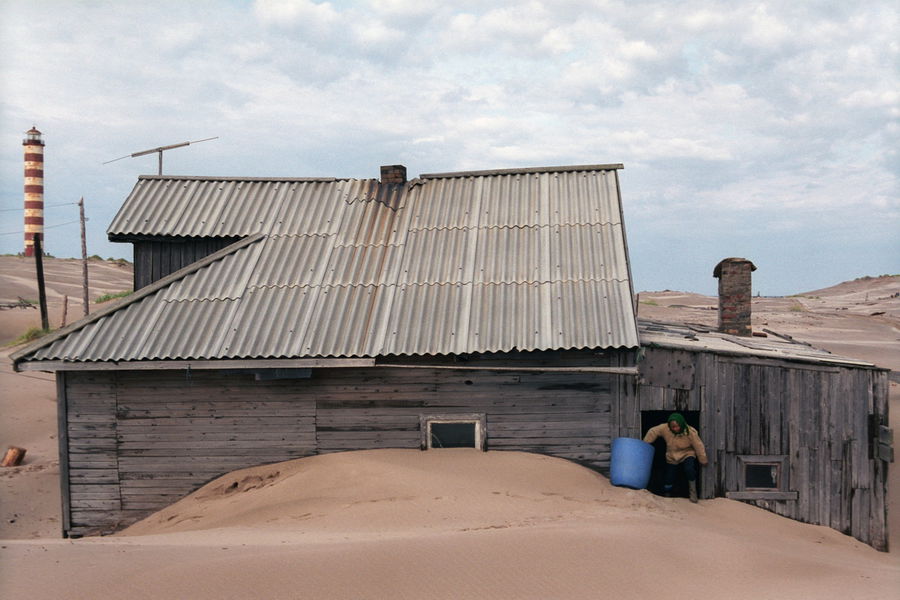 Picture 6 of Strange village sinks in sandy sea