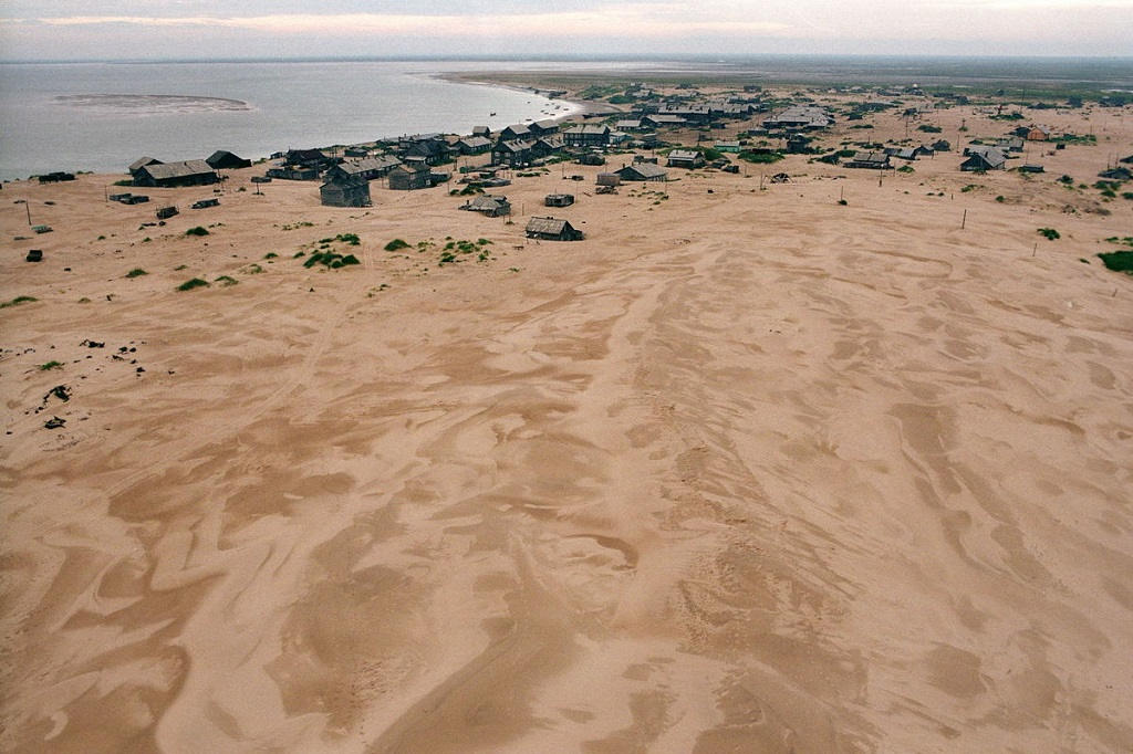 Picture 8 of Strange village sinks in sandy sea