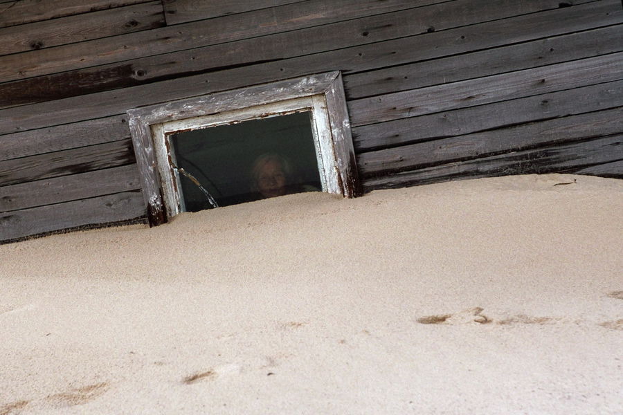Picture 9 of Strange village sinks in sandy sea