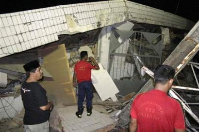 Picture 1 of Strong earthquakes in Indonesia cause a tsunami of 3m high