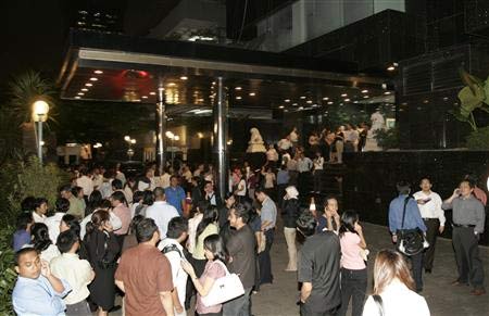 Picture 7 of Strong earthquakes in Indonesia cause a tsunami of 3m high
