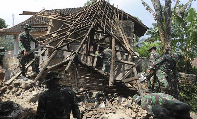 Picture 3 of Students invent 'tags' to search for earthquake victims