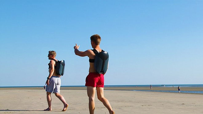 Picture 2 of Students invented underwater jet backpacks, helping swim 12km / h