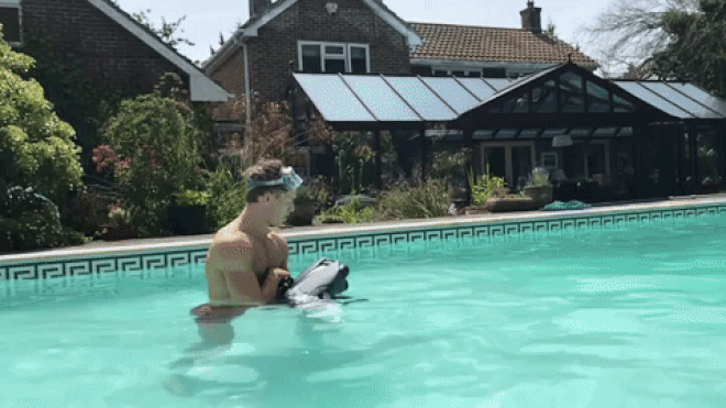 Picture 3 of Students invented underwater jet backpacks, helping swim 12km / h