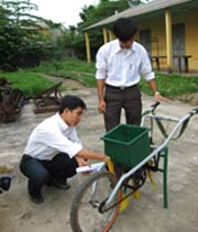 Picture 2 of Students make fertilizer machines