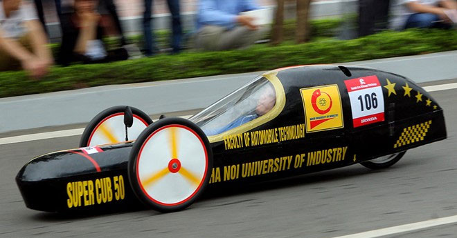 Picture 1 of Students who make cars can run nearly 3,000 km with a liter of gasoline