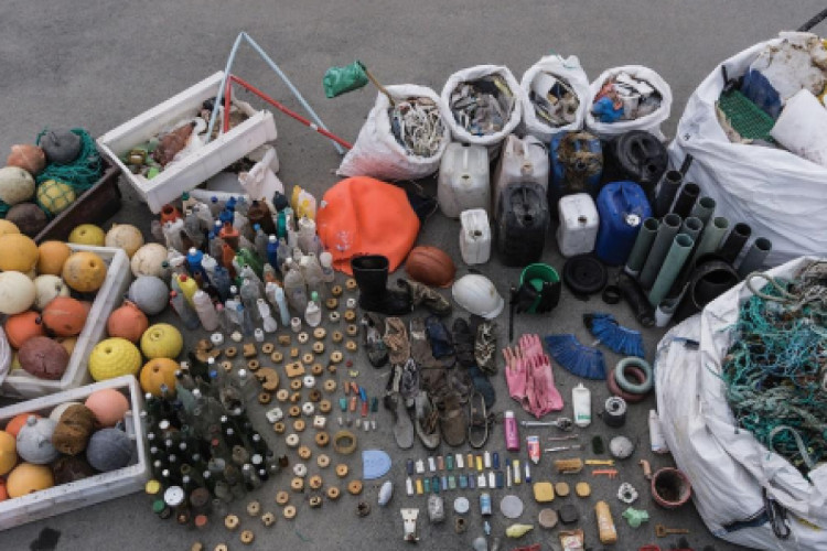 Picture 5 of Stunned when 1 liter of Arctic ice contains 234 pieces of trash