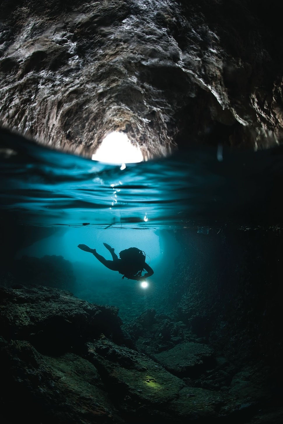 Picture 18 of Stunning images taken between the two worlds