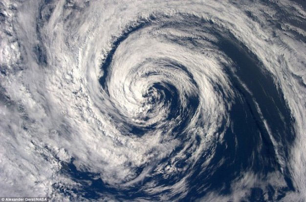 Stunning photos taken from the ISS station images 9