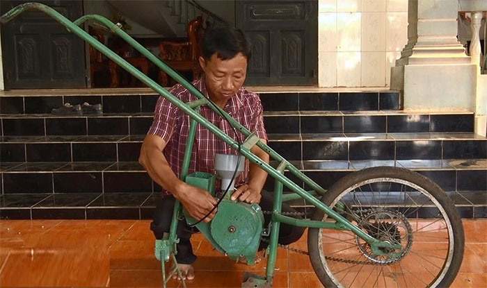 Picture 1 of Successful invention of the seeding and fertilizing machine for efficient production