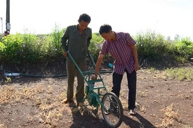 Picture 2 of Successful invention of the seeding and fertilizing machine for efficient production