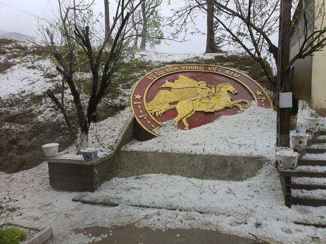 Picture 10 of Sudden hail covered the road, hillsides in Lai Chau
