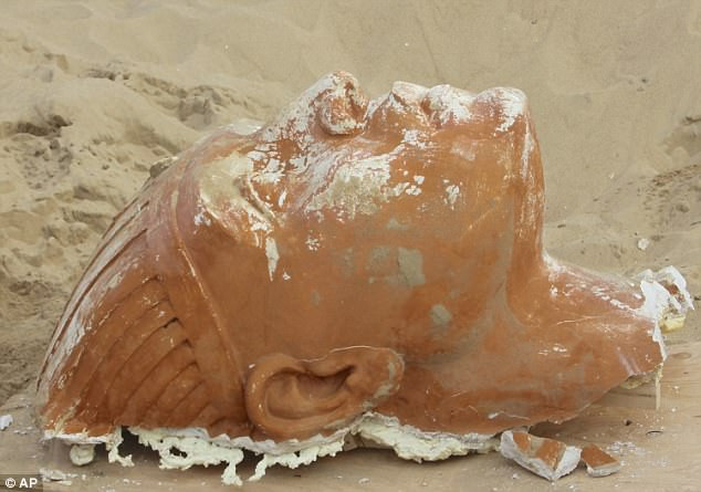 Picture 1 of Suddenly found the head of a giant sphinx in America