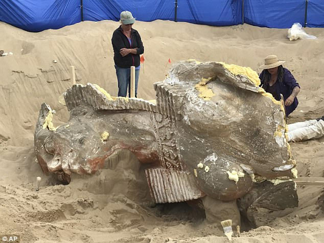 Picture 2 of Suddenly found the head of a giant sphinx in America