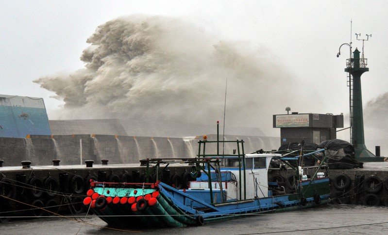 Super storm Meranti landed, Taiwan was deserted images 1