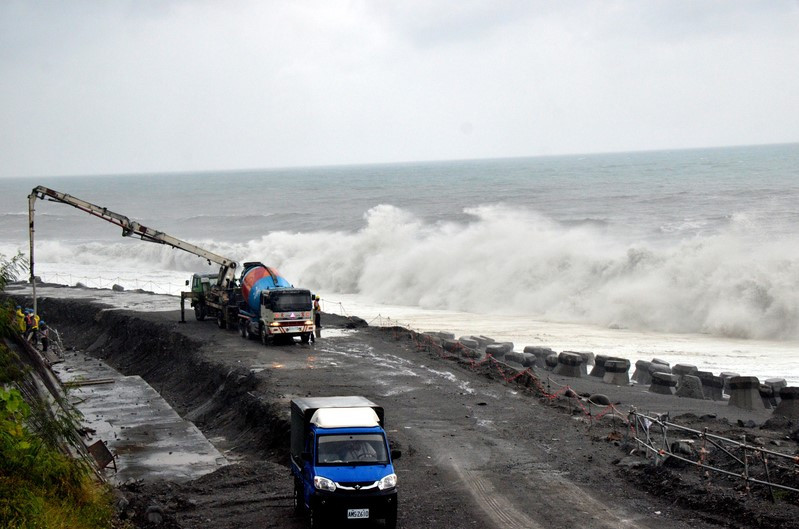 Super storm Meranti landed, Taiwan was deserted images 6