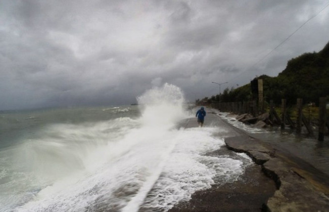 Picture 1 of Super Typhoon Melor landed in the Philippines, 3 people died