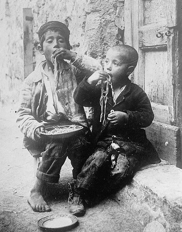 Picture 4 of Surprise with the traditional way of eating pasta