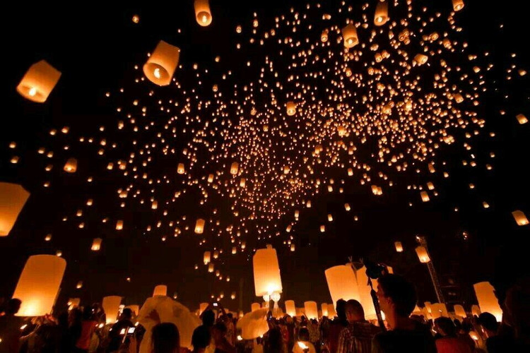 Picture 6 of Surprised watching the festival of beautiful sky lights than in Thailand