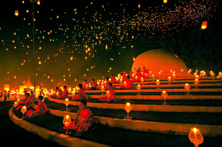 Picture 7 of Surprised watching the festival of beautiful sky lights than in Thailand