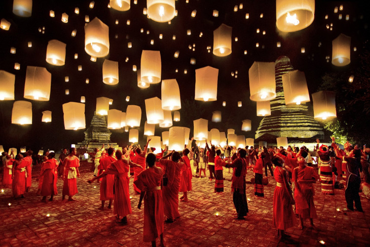 Picture 8 of Surprised watching the festival of beautiful sky lights than in Thailand