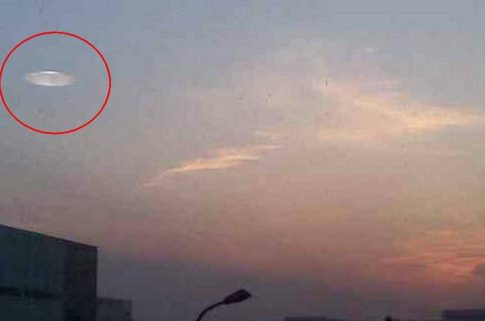 Picture 1 of Suspicious objects are floats floating 10 hours in the sky of Shanghai