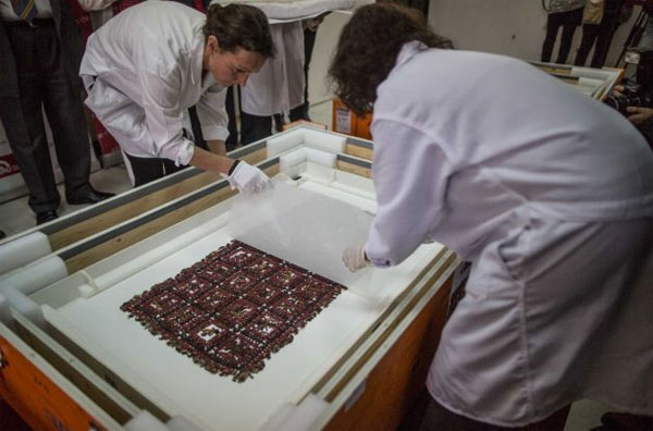 Picture 1 of Sweden returned the pre-Inca shroud to Peru