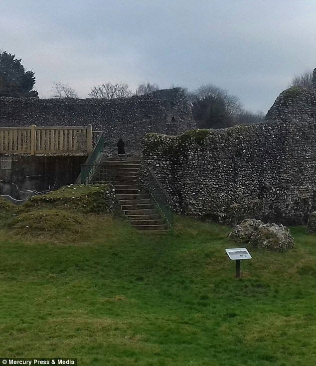 Picture 1 of Taking photos of the medieval castle, seeing people wearing mysterious black robes?