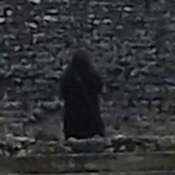 Picture 2 of Taking photos of the medieval castle, seeing people wearing mysterious black robes?