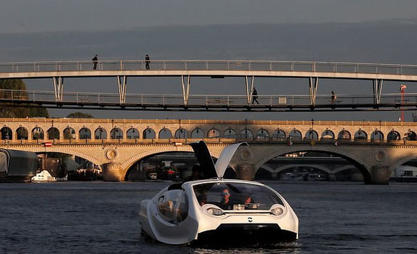 Picture 3 of Taxi fly passengers on the Seine