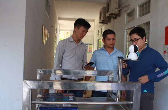 Picture 5 of Teachers and students create robots to serve people isolated because of the covid-19 epidemic