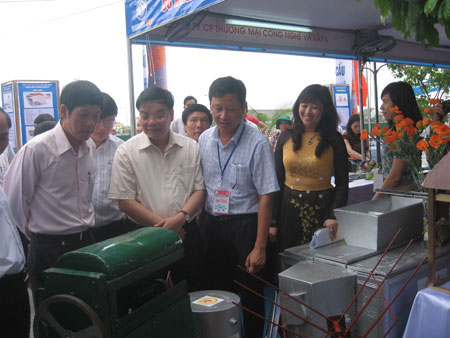 Picture 1 of TechDemo 2012 Opening: transfer of contracts worth over hundred billion dong