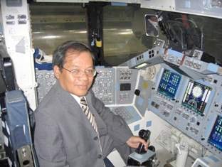 Picture 11 of Tell stories to visit NASA
