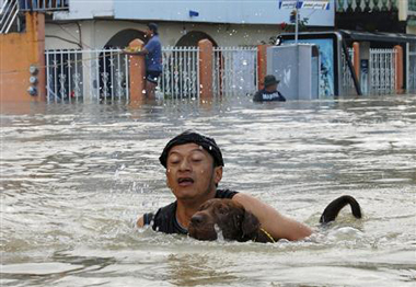 Picture 2 of Tens of thousands of Mexicans are trapped in floodwaters