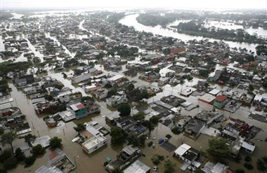 Picture 3 of Tens of thousands of Mexicans are trapped in floodwaters