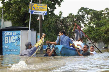 Picture 4 of Tens of thousands of Mexicans are trapped in floodwaters