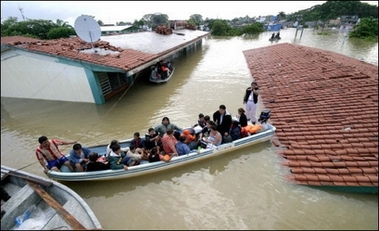 Picture 5 of Tens of thousands of Mexicans are trapped in floodwaters