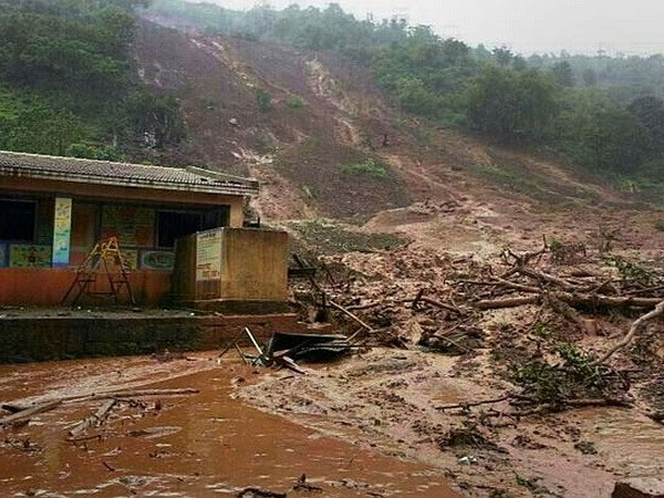 Picture 1 of Terrible land in India, at least 150 people were buried