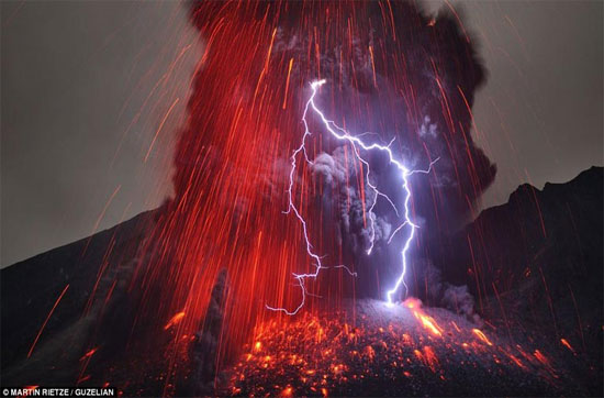 Picture 1 of Terrifying spectacle when lightning hit ... volcano