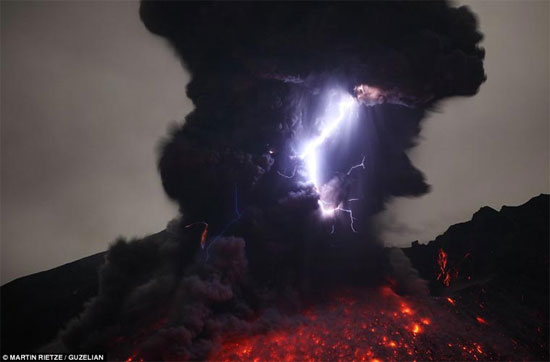 Picture 2 of Terrifying spectacle when lightning hit ... volcano
