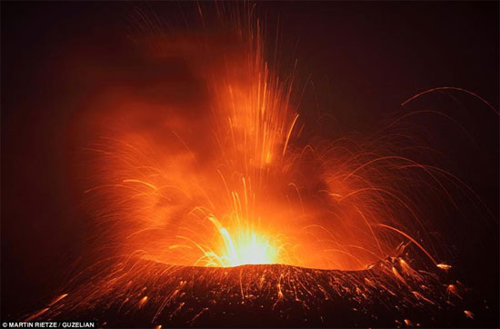 Picture 4 of Terrifying spectacle when lightning hit ... volcano